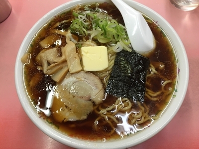 「醤油らーめん大盛り+バター【890円】」@北海道ラーメン 特一番 分倍河原駅前店の写真