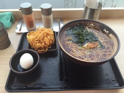 「朝そば（ワカメ）＋クーポンかき揚げ」@ゆで太郎 柏の葉キャンパス店の写真