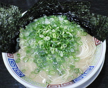 「素ラーメン+ネギ+のり+半替玉=750円 ※」@博多ラーメン よねちゃんの写真