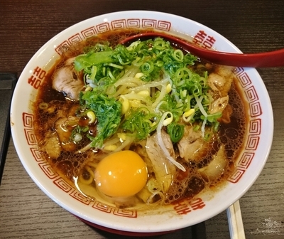 「チャーシュー麺 \900＋生卵 \50」@新福菜館 秋葉原店の写真