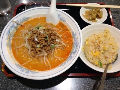 「担々麺、半チャーハンセット (800円、ランチ価格)」@味楽 新川崎本店の写真