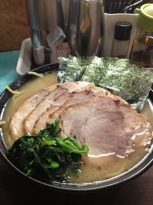 「醤油チャーシュー麺大盛、硬め濃いめ」@横浜家系 ぱるぷん亭の写真