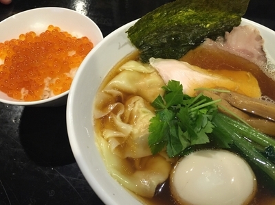 「煮干しワンタンそば（９００円）＋いくら丼」@麺喰屋 澤 水天宮本店の写真