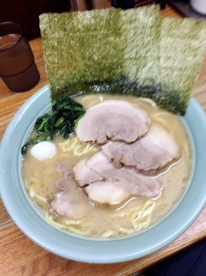「チャーシュー麺1000円、中盛100円、硬め濃いめ」@横浜ラーメン はま家の写真