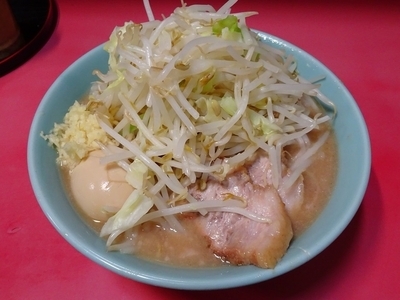 「普通盛（700円）＋煮玉子（100円）ヤサイニンニク」@ラーメン二郎 歌舞伎町店の写真