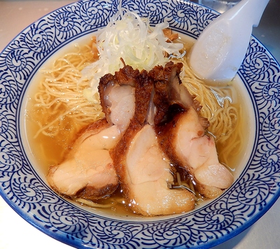 「期間食数限定　鶏そば白醤油仕立て+味玉+海老辛味（910円）」@豚骨一燈の写真