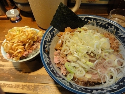 「油そば780円ネギ多め　刻みネギチャーシュー丼（小）250円」@兎に角 松戸店の写真
