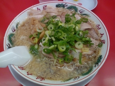 「特製醤油　肉入りラーメン　918円　背油多め」@ラーメン魁力屋 あけの平店の写真