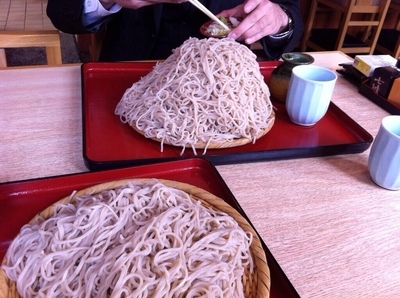 「蕎麦 特盛《奥》 1.2kg《手前》」@山桜の写真