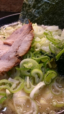 「豚骨醤油７００円+ネギ１５０円」@横浜家系 ぱるぷん亭の写真