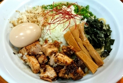 「【期間限定】辛ニボまぜ 750円＋現金50円　、味玉」@麺屋 むじゃきの写真