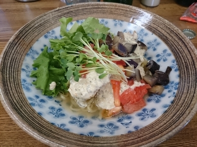 「生姜和え麺on柔らかデカチキン自家製タルタルソースがけ800」@㐂九家の写真