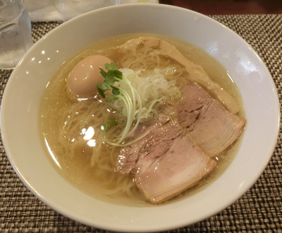 「味玉つき塩らぁ麺」@らぁ麺 やまぐち 辣式の写真