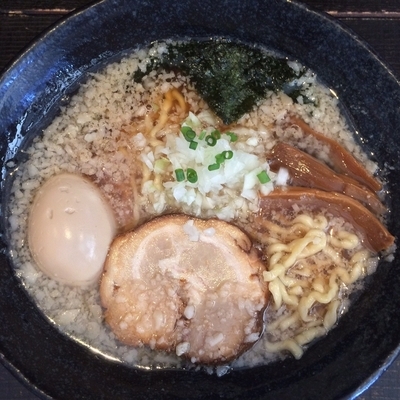 「背脂中華そば￥700円(味玉＋100円)」@まぜそば 一心不乱の写真