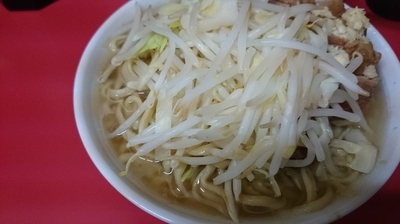 「ラーメン油少なめ(ニンニク、ヤサイ)+生卵」@ラーメン二郎 千住大橋駅前店の写真