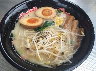 「豚バラ野菜豚骨ラーメン850円、味玉100円」@C-MEN NOODLE&SNACK マツダスタジアムコンコースの写真