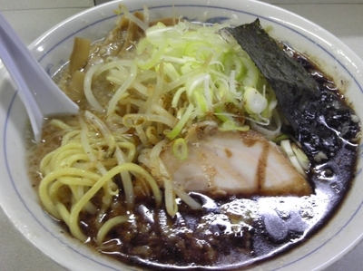 「とんこつ塩らーめん（黒）￥650・もやし￥80」@ラーメン・ぶーけの写真