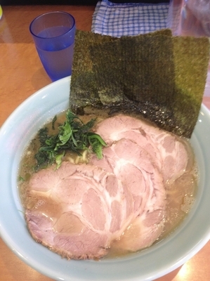 「チャーシュー麺中盛、硬め」@横浜らーめん 寿三家の写真