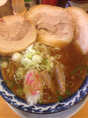 「名物はみ出る三枚肉そば」@三代目 藤村商店の写真