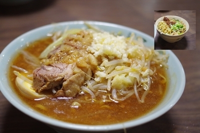 「富士丸ラーメン＋白(ニンニク・アブラ)850円」@ラーメン富士丸 明治通り都電梶原店の写真