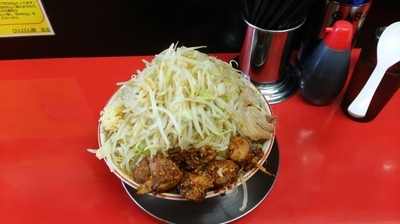 「ラーメン(野菜まし、ニンニクあぶらW)＋豚辛子」@びんびん豚の写真