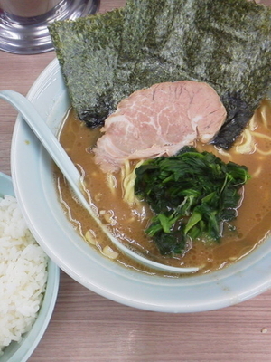 「ラーメン（並）硬め\650＋サービス並ライス」@横浜ラーメン 武蔵家 白山店の写真