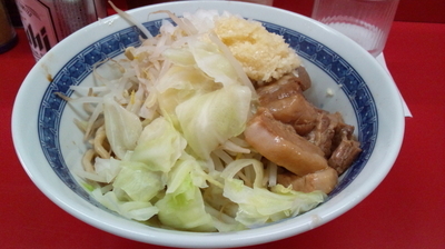「汁なし　麺少なめ　たまねぎ、にんにく、多め700円、麦水」@ラーメン信者の写真