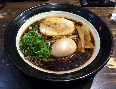 「大阪ブラック（こだわり煮玉子入り）（850円）」@金久右衛門 道頓堀店の写真
