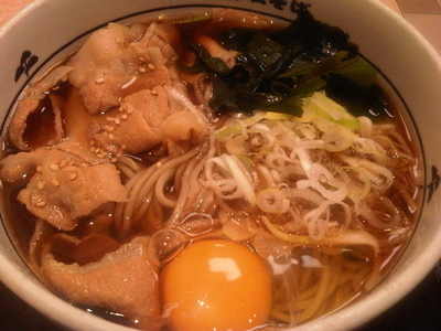 「肉そば+生卵」@名代 箱根そば 狛江店の写真