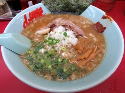 「煮干し醤油らぁめん ８３０円」@ラーメン山岡家 ひたちなか店の写真