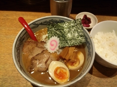 「特製六三六らーめん910円  ライス100円」@麺や 六三六 姫路店の写真