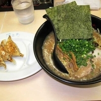 醤油とんこつラーメン　700円＋無料の餃子