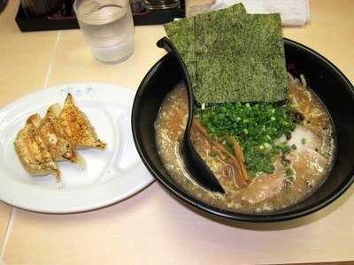 「醤油とんこつラーメン　700円＋無料の餃子」@らーめん 濱来たの写真