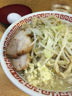 「小ラーメン野菜少なめニンニク少し生たまご」@ラーメン二郎 環七新新代田店の写真