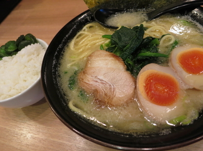 「豚骨塩ラーメン690円＋味玉100円」@横浜家系 真面目の写真