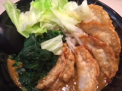 「餃子濃厚カレーらーめん＋ほうれん草＋ゆでキャベツ」@麺屋ここいち うまこくカレーらーめん 秋葉原店の写真