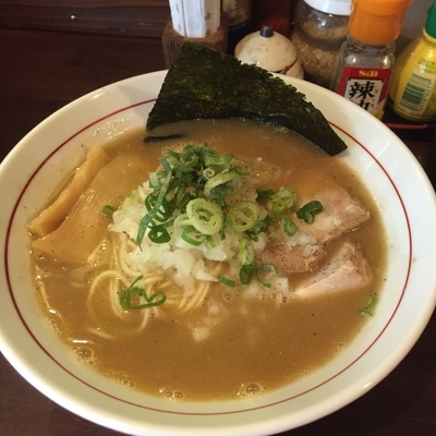 「濃厚煮干そば820円➕玉ねぎ50円」@いりにぼの写真