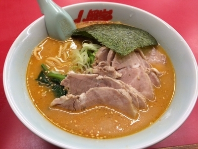 「特製味噌チャーシュー麺（９６０円）＋チャーシュー」@ラーメン山岡家 阿見店の写真