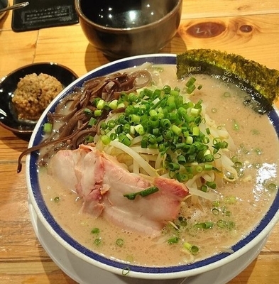 「らーめん(バリカタ)+もやし+赤オニ」@博多長浜らーめん 田中商店の写真