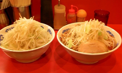 「辛ラーメン（大盛）ヤサイダブル（別皿）・ニンニク」@ドン-キタモトの写真