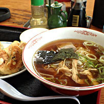 「ラーメン500円＋ぎょうざ」@信伸の写真