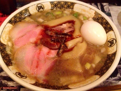 「すごい煮干しらーめん　820　追加麵　100　味玉120」@すごい煮干ラーメン凪 五反田西口店の写真