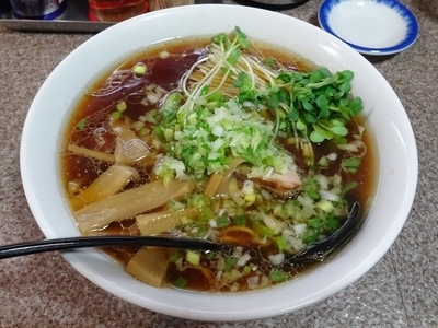 「正油ラーメン（650円）ニンニク+餃子（400円）」@しらたかの写真