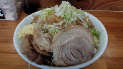 「ラーメン中（ニンニク、アブラ、ネギ）」@ハイマウントの写真