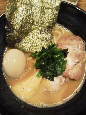 「らーめん¥750＋味玉（クーポン）」@麺や わたるの写真