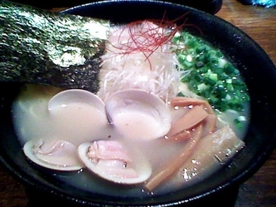 「貝出汁鶏そば（塩、900円）+大盛（無料クーポン）」@麺屋 いっとくの写真