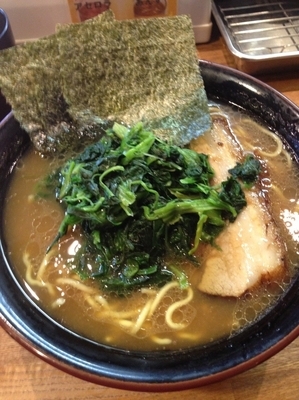 「ラーメン中盛ほうれん草増し、硬め濃いめ」@麺屋 だるま家の写真