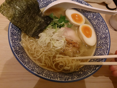 「特製 能登烏賊干し醤油らーめん」@麺屋 つくつく 池袋東口店の写真