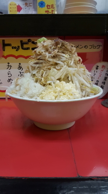 「ラーメン(硬め、野菜玉葱マシマシ、他全マシ)」@豚ラーメン 蕨店の写真