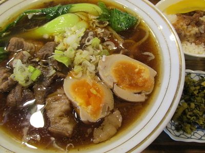 「牛肉麺（肉味噌ご飯付）　「800円」」@中華そば 四季 four seasonの写真